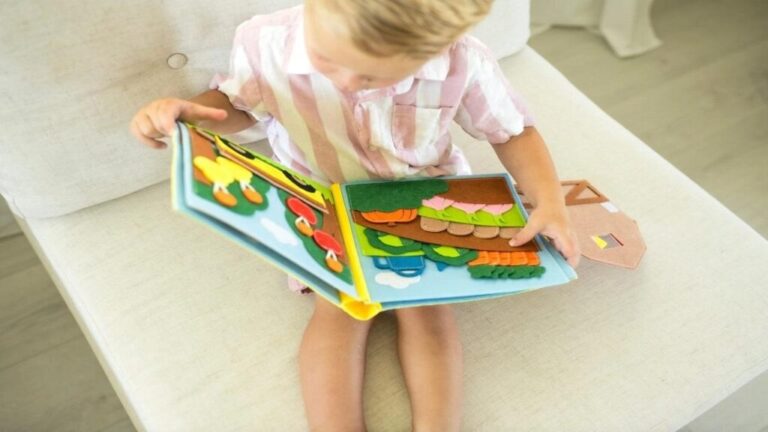Advantages of Quiet Play Using Busy Books for Toddlers